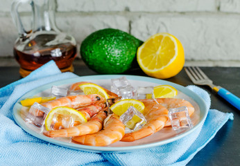 shrimp and lemon slices