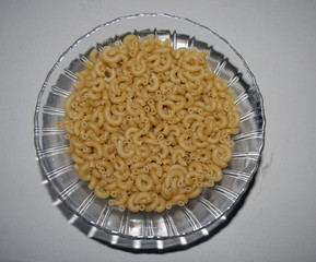 Fideos colocados en un plato de vidrio