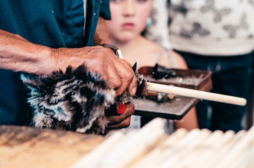 Handwerkliche Verarbeitung von Straußenfedern