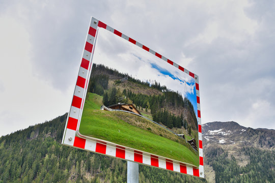 Spiegel, Verkehrsspiegel, Stra&szlig;enspiegel, Spiegelbild, spiegeln, Landschaft, Alpen, Osttirol, Innervillgraten, Wolken, Himmel, Wiese, Haus, Bauernhaus, Holz, Holzhaus, Zentralalpen, Villgrater Berge, 