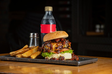 Hamburguesa con papas y bebida - 
Burger with potatoes and drink