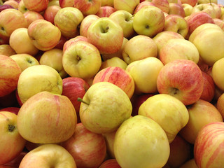Close-up red-yellow apples in a supermarket, food and retail concept