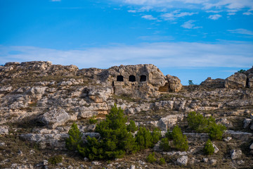 Fototapeta na wymiar Vista panorámica de la antigua ciudad paleolítica de Matera, Sassi di Matera, Basilicata, sur de Italia
