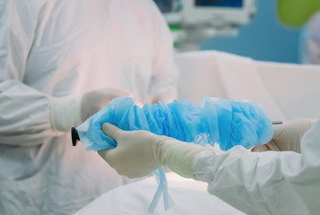 The surgeon holds a drainage pipe. Surgical procedure.
Work using laparoscopic equipment