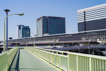 大阪市淀川区・歩道橋と新大阪駅周辺の街並み