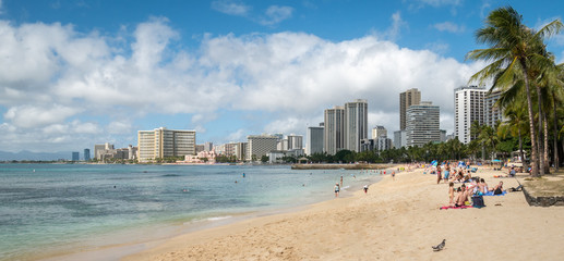 Naklejka premium Busy sandy beach with hotels and resorts, shot on Waikiki Beach, Honolulu, Hawaii, USA