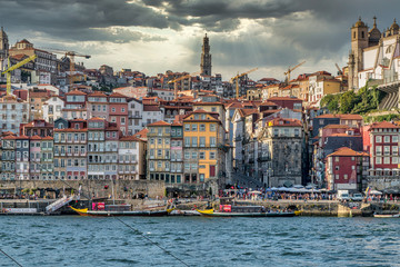 Fototapeta na wymiar View of the Porto riverside 