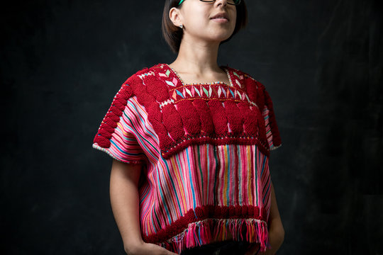 Mujer con blusa artesanal, tejido arte mexicano