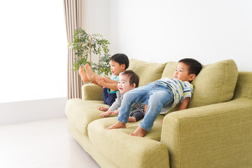 家で楽しく遊ぶ子どもたち