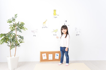 Fototapeta premium 教室で楽しく英語を勉強する子ども