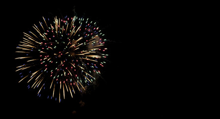 Obraz premium Explosive colorful fireworks display celebrating the fourth of July holiday leaving room for copy..