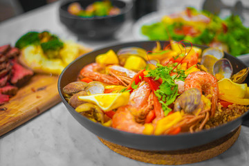 具の多いパエリア（スペイン料理）のイメージ