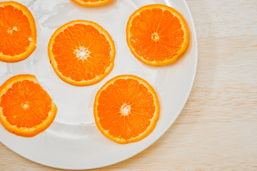 Naklejka na ściany i meble 皿に置かれたオレンジのイメージ