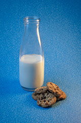 galletas y leche sobre fondo azul