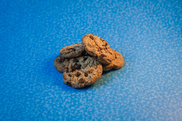 galletas y leche sobre fondo azul