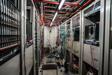 サーバールームのケーブル類のイメージ