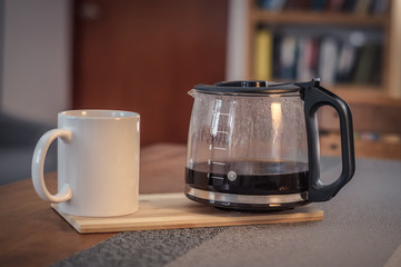 taza de cafe caliente sobre la mesa