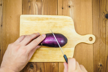 まな板で茄子を切るイメージ