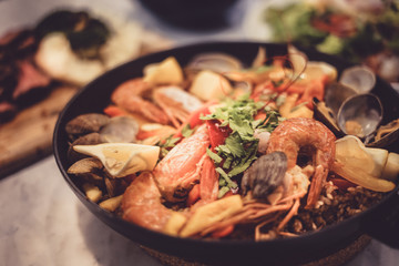 具の多いパエリア（スペイン料理）のイメージ