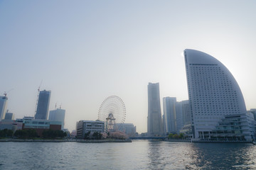 Fototapeta premium 遊覧船から見える横浜みなとみらいの街並み