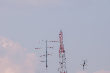 Obraz premium antenna on blue sky at ayutthaya thailand