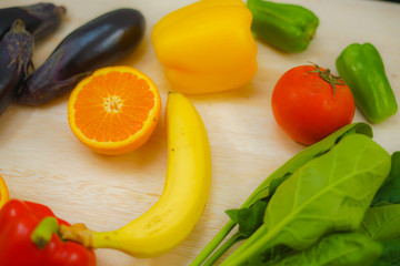 テーブルに置かれた緑黄色野菜