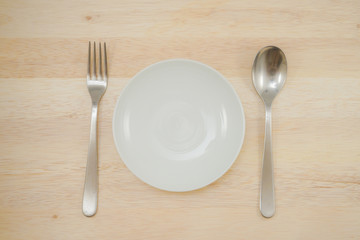 皿とスプーンとフォークのイメージ