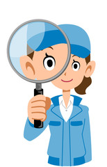 虫眼鏡を覗く青い作業着を着た女性の上半身
