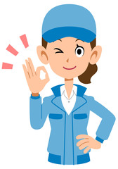 OKのサインを出す青い作業着を着た女性の上半身
