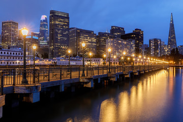 Fototapeta premium Zmierzch nad Pier 7 w Embarcadero. San Francisco, Kalifornia, USA.