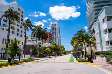 Fototapeta premium Miami Beach, Floryda, USA - 2 maja 2020 r .: ulica Miami Beach. Koncepcja miejska USA w ciągu dnia. Piękne miasto. Nastrój Ameryki. Styl życia w USA. Puste ulice z powodu koronawirusa.