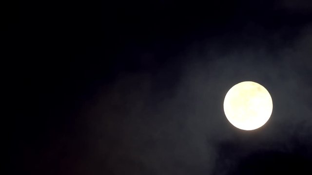 動きの速い雲と丸い月