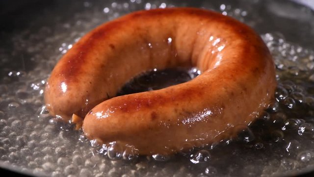 美味しいソーセージの調理シーン