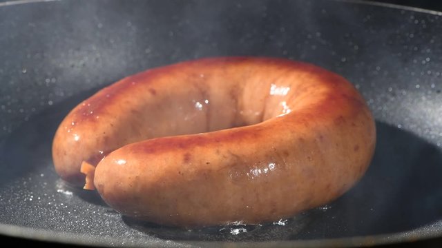 美味しいソーセージの調理シーン
