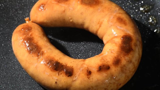 美味しいソーセージの調理シーン