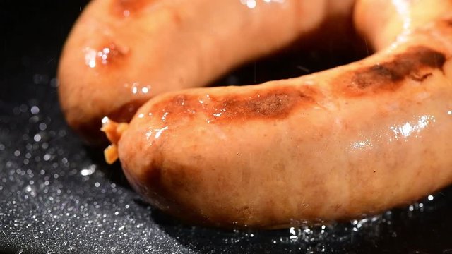 美味しいソーセージの調理シーン