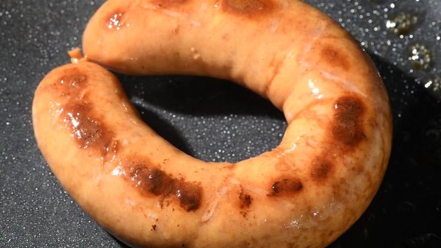 美味しいソーセージの調理シーン
