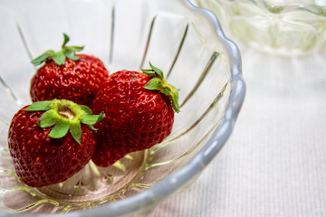 ガラスの器の中の苺
