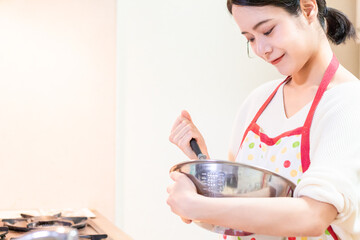 お菓子作りをする女性