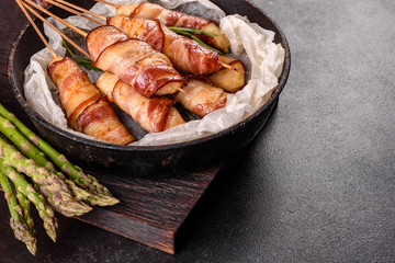 Roll with bacon and chicken mince on a stew with fresh asparagus