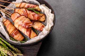 Roll with bacon and chicken mince on a stew with fresh asparagus