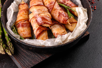 Roll with bacon and chicken mince on a stew with fresh asparagus