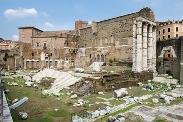 Fototapeta premium Fori imperiali, mercato traianeo, colonne romane, archeologia tra le vie di Roma