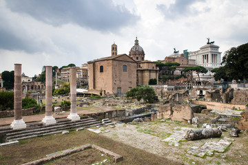 Fori imperiali, colonne romane, archeologia tra le vie di Roma