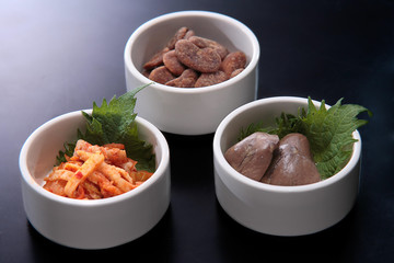 フォーカス: メインの被写体にピントが合っていないか、手ぶれ、被写体ぶれ、ノイズ除去の過剰使用、使用機器の技術的な制約（オートフォーカスサーチ、カメラのセンサー感度など）によりピントがずれています。