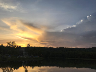 Naklejka premium Beautiful sunset sky above clouds with dramatic light. Twilight sky and cloud at sunset background image.
