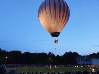 Obraz premium People are hanging on the air ballon