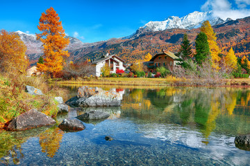 Fototapeta na wymiar Spectacular autumn scene of Sils im Engadin (Segl) village and Sils Lake (Silsersee).