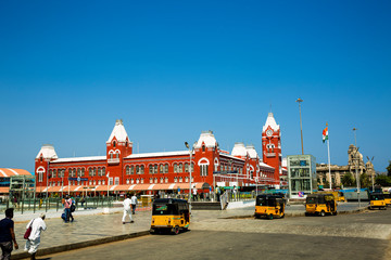 CHENNAI CENTRAL RAILWAY STATION, CHENNAI, TAMIL NADU, INDIA 20 FEBRUARY 2020 Crowded square in front of the Central RAILWAY STATION DAY LIGHT - obrazy, fototapety, plakaty