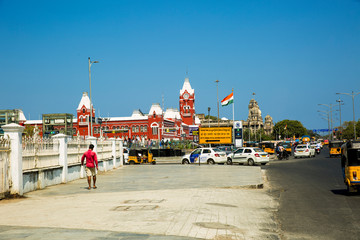 Fototapeta premium CENTRALNY DWORZEC KOLEJOWY CHENNAI, CHENNAI, TAMIL NADU, INDIE 20 LUTEGO 2020 Tłoczny plac przed Dworcem Centralnym DZIEŃ ŚWIATŁO